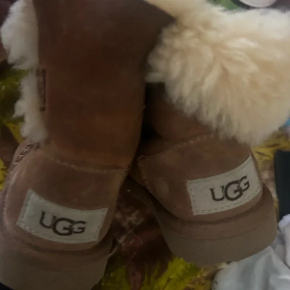 UGG Tan Kids Boots with Cream Lining - Picture 2 of 2